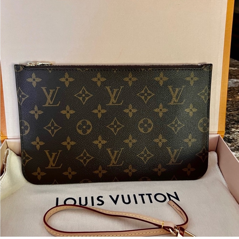 🎄NEW Louis Vuitton Monogram Wristlet - Pouch